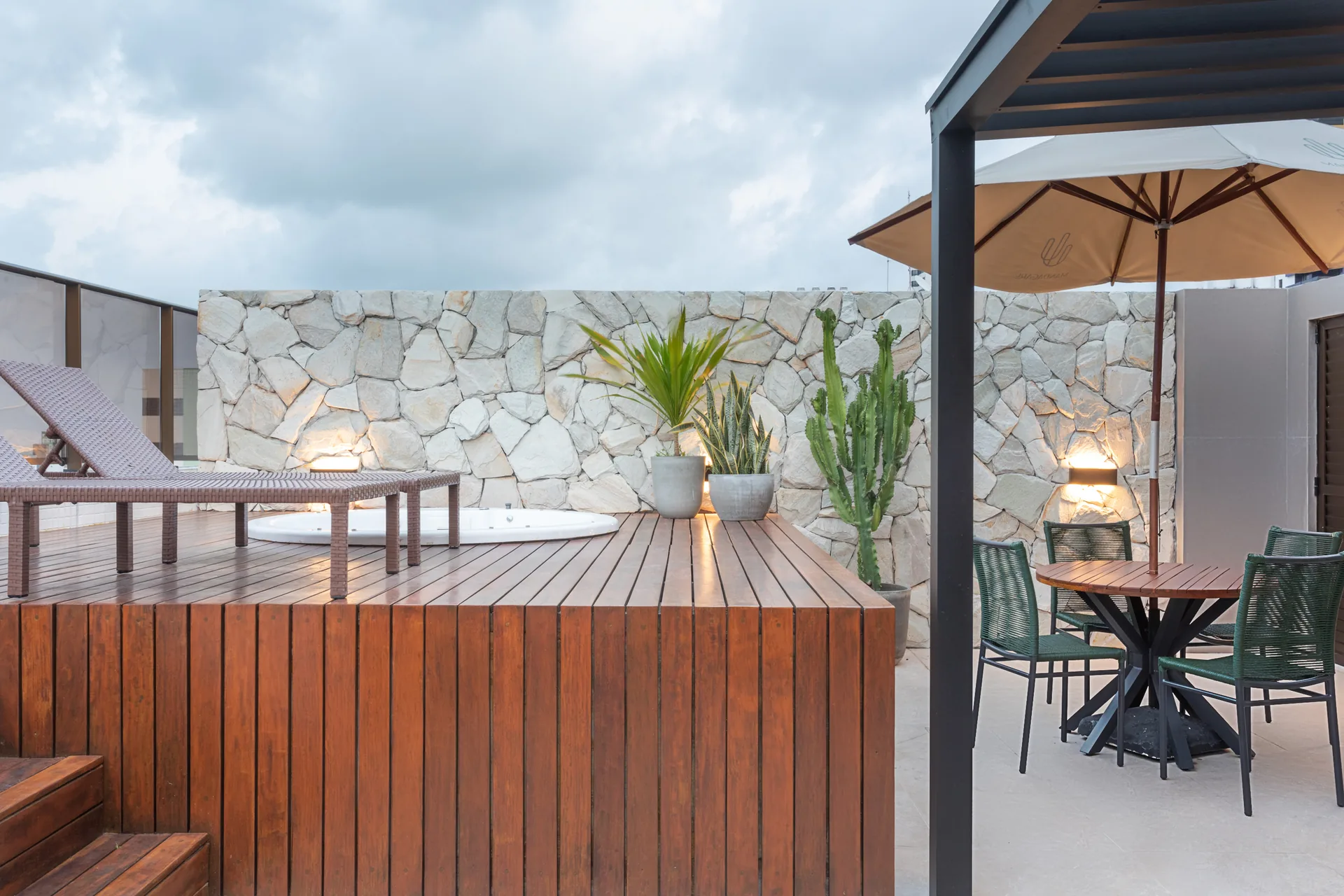 Cobertura privativa com jacuzzi e vista mar — Urbani